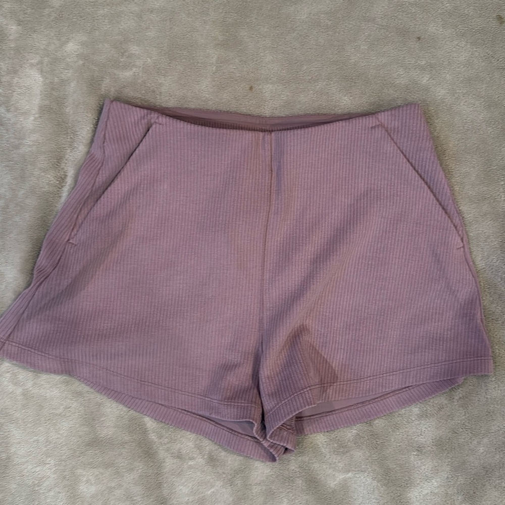 Lululemon twilight rose ribbed softstreme shorts size 6!